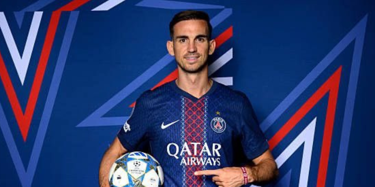 Fabián Ruiz presentando la nueva camiseta del PSG 
