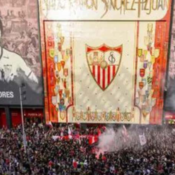 El sevillismo protestando contra José María del Nido Carrasco