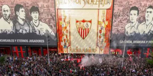El sevillismo protestando contra José María del Nido Carrasco