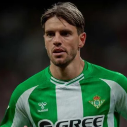 Lo Celso concentrado jugando con el Betis