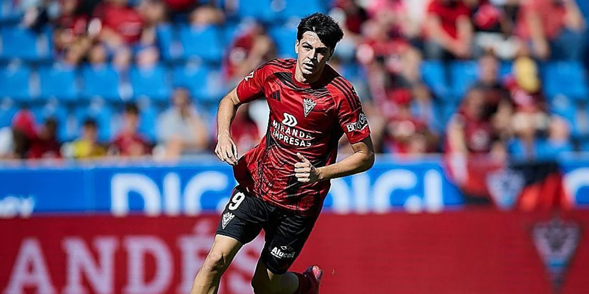 Gonzalo Petit corriendo con el Mirandés