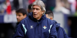 Manuel Pellegrini en el banquillo del Betis