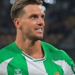 Lo Celso señalándose el escudo del Betis