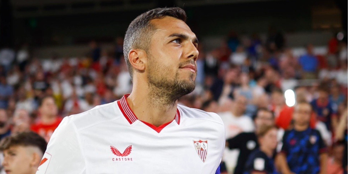 Joan Jordán saliendo al campo del Sevilla 