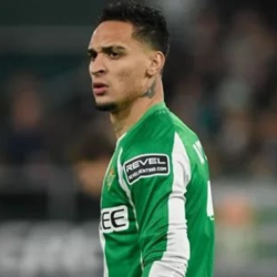 Antony con el Real Betis Balompié