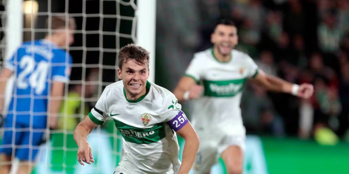 Aleix Febas celebrando gol con el Elche 