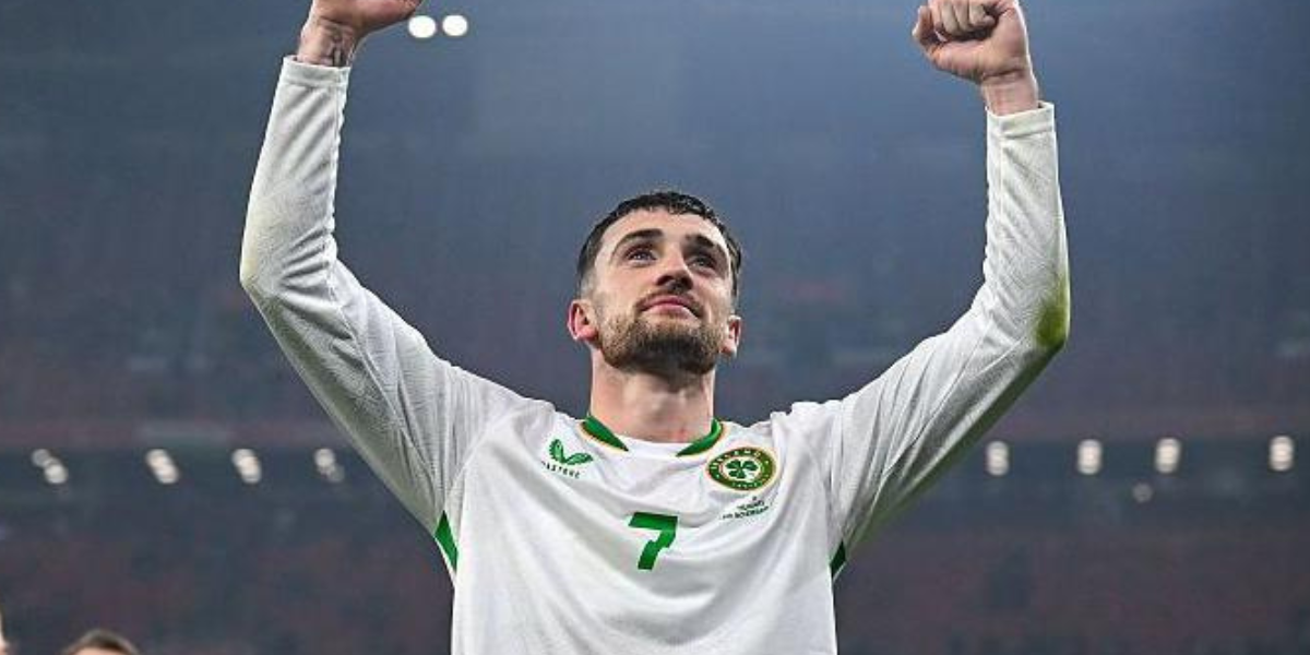 Troy Parrott celebrando gol con Irlanda