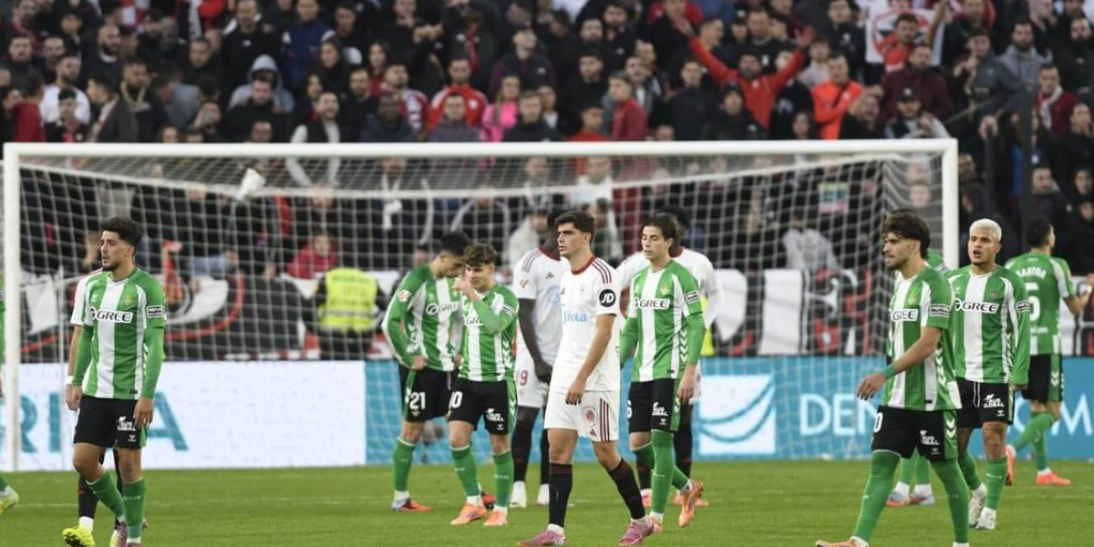 Los jugadores del Sevilla y del Betis en el derbi sevillano el Ramón Sánchez Pizjuán