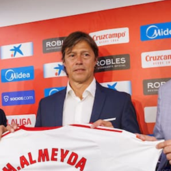 Antonio Cordón y José María del Nido Carrasco, presentando a Matías Almeyda