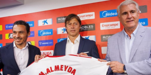 Antonio Cordón y José María del Nido Carrasco, presentando a Matías Almeyda