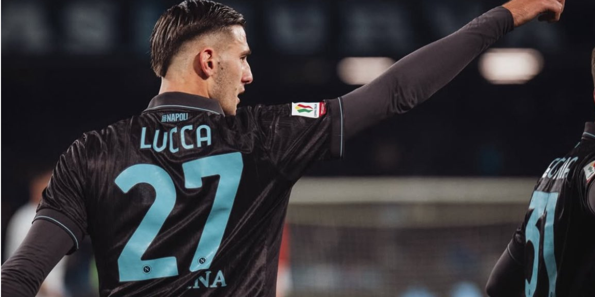 Lorenzo Lucca celebrando un gol 