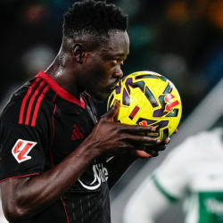 Akor Adams besando la pelota