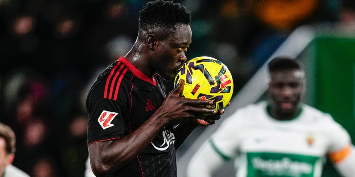 Akor Adams besando la pelota