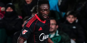 Akor Adams contra el Elche