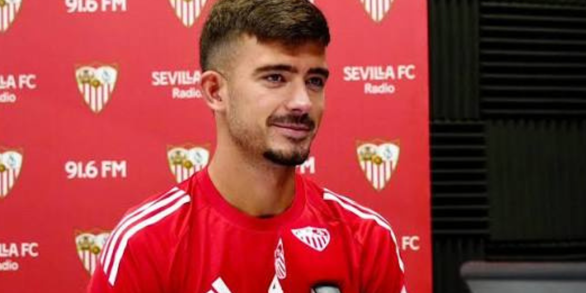 Kike Salas en una entrevista con los medios del club