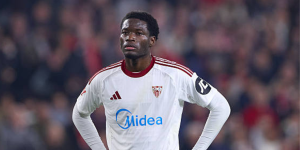 Agoumé con las manos en la cintura