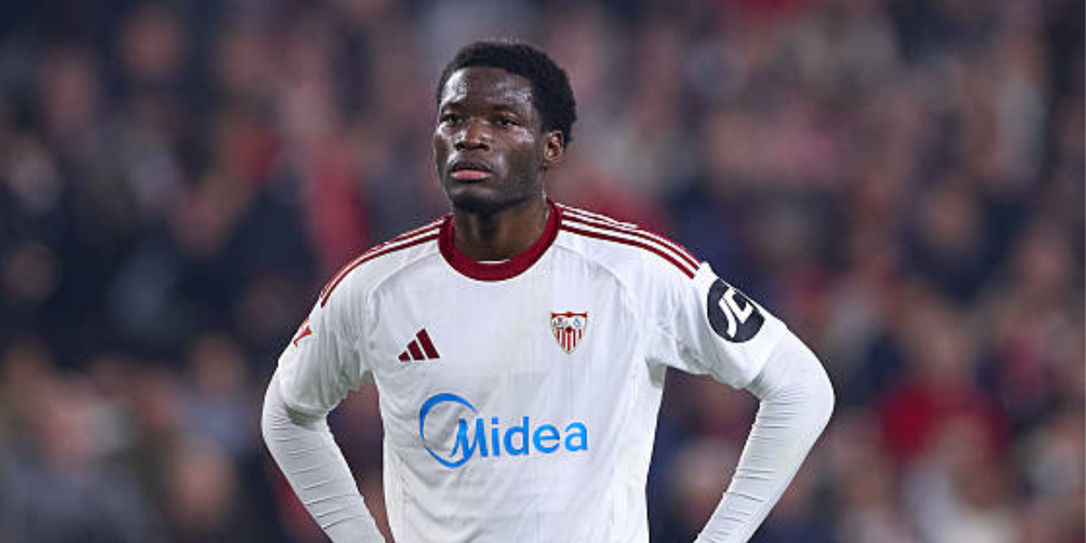 Agoumé con las manos en la cintura