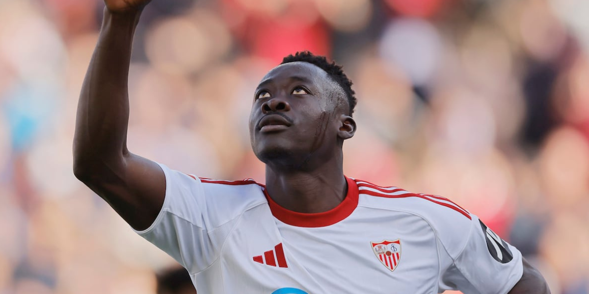 Akor Adams celebra un gol