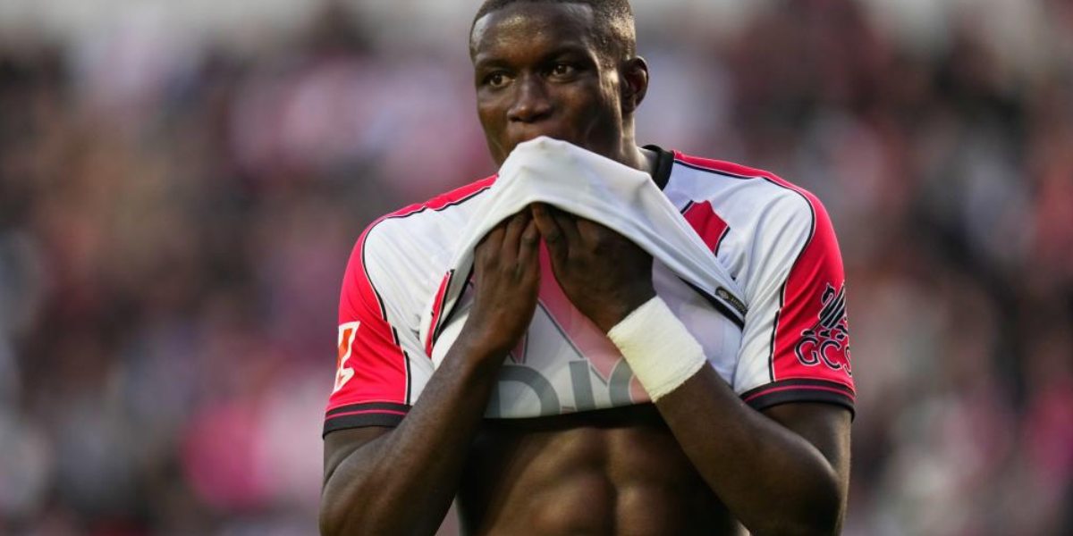 Nobel Mendy mordiéndose la camiseta