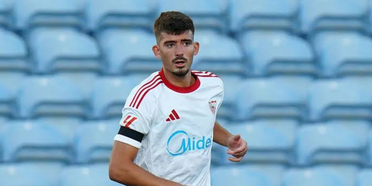 Kike Salas jugando con el Sevilla 