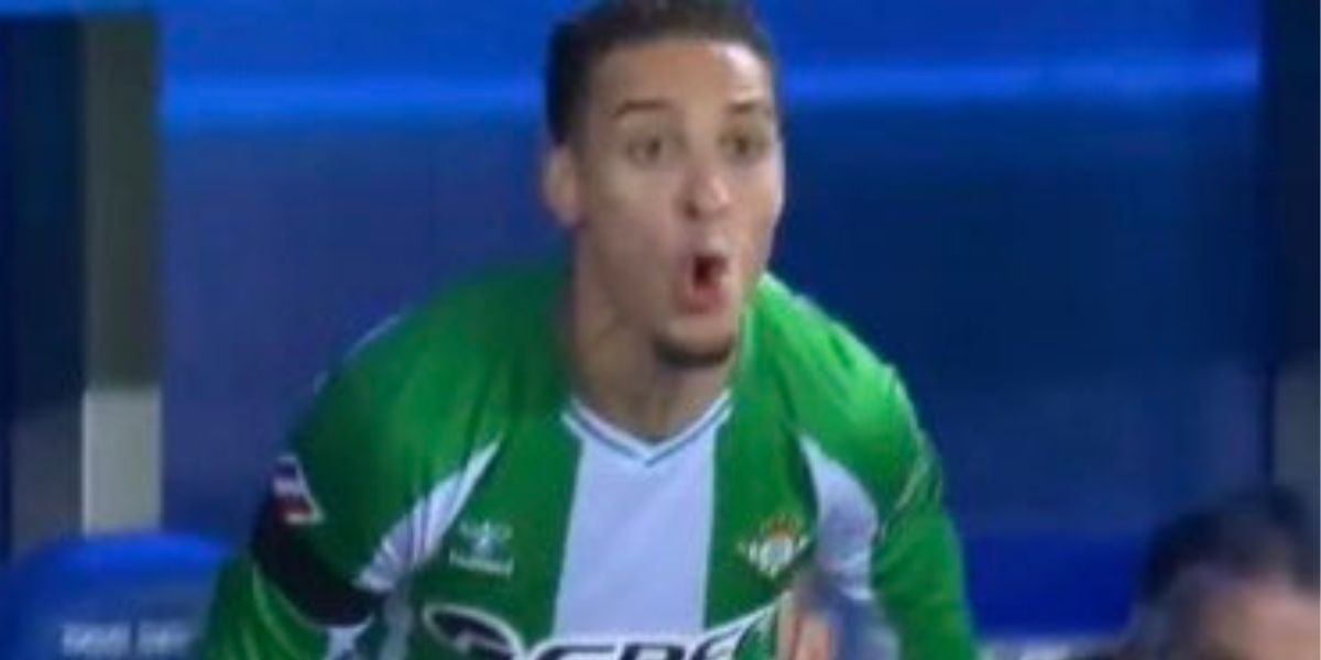 Antony haciendo gestos en el banquillo 