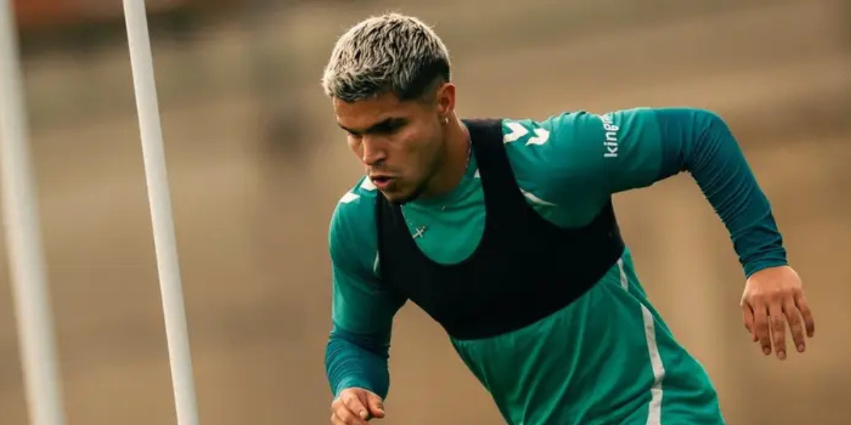 Cucho Hernández corriendo en la ciudad deportiva