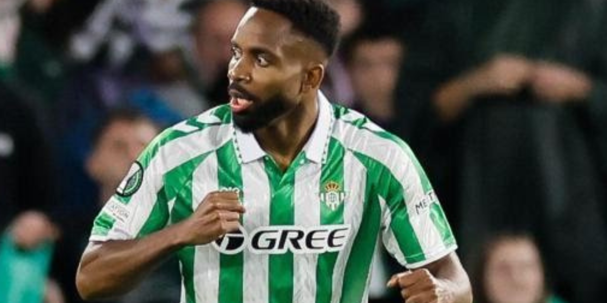 Bakambu jugando con el Betis 