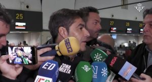 Ángel Haro atendiendo a los medios de comunicación antes de viajar a Grecia