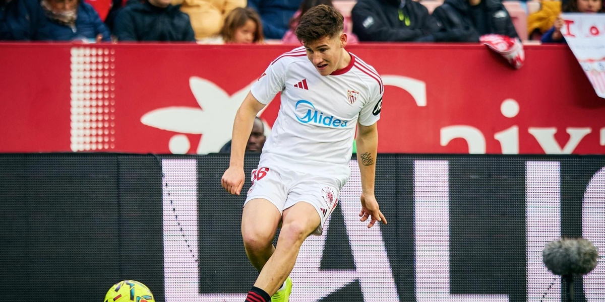 Oso jugando con el Sevilla FC 