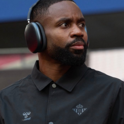 Bakambu escuchando música en la previa del partido ante el Atlético de Madrid