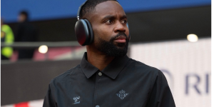 Bakambu escuchando música en la previa del partido ante el Atlético de Madrid