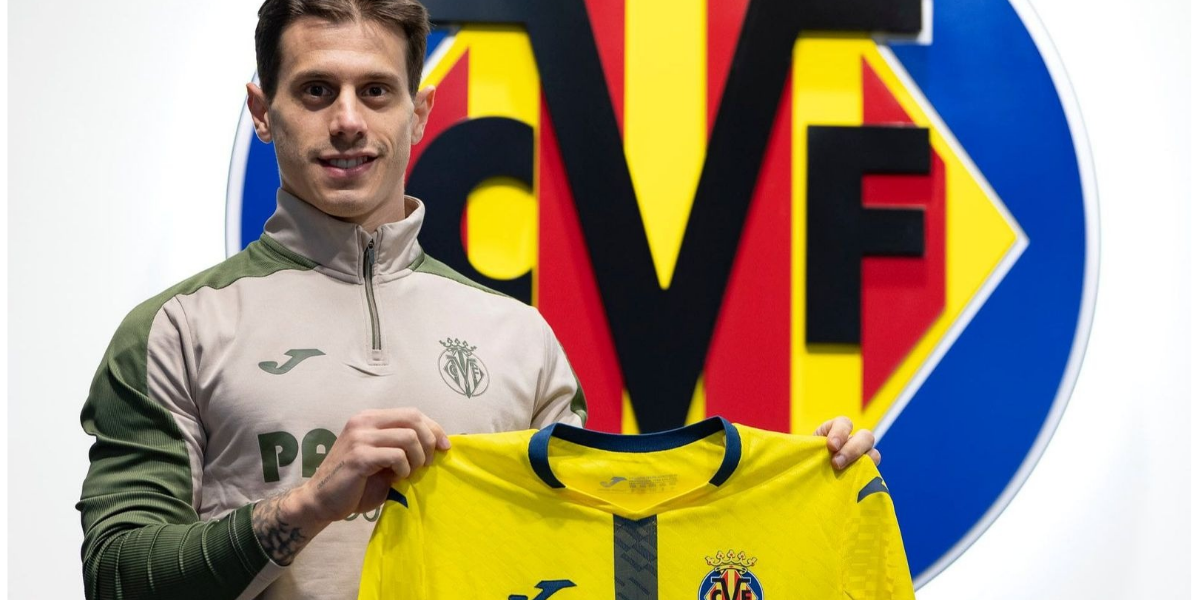 Alfon posando con la camiseta del Villarreal