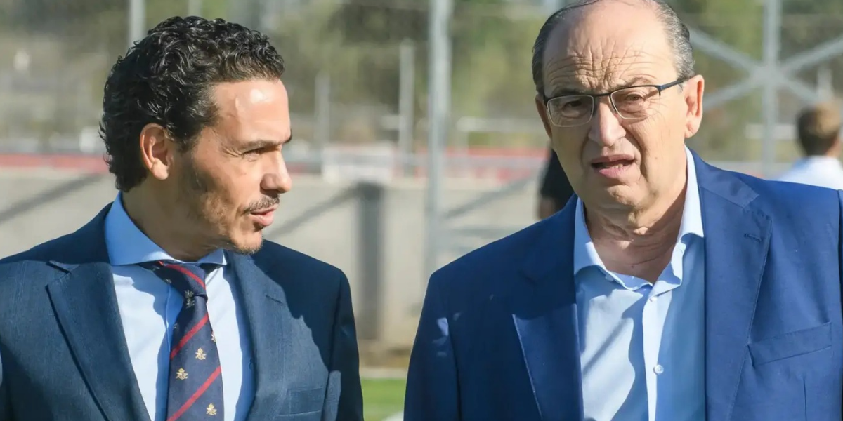 José María del Nido Carrasco y Pepe Castro siguiendo un entrenamiento del primer equipo