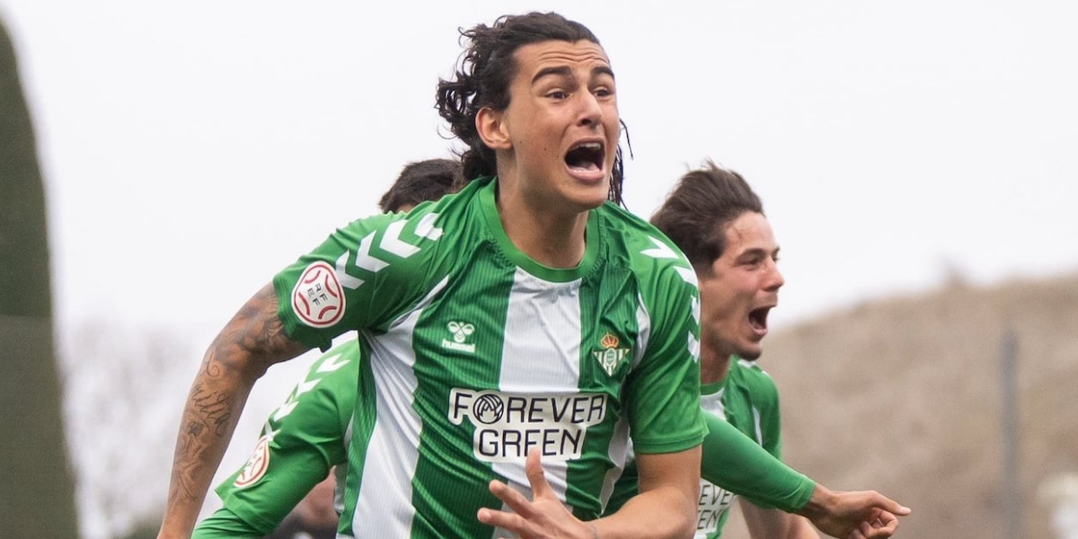 Curro Macías celebrando su gol con el Betis juvenil