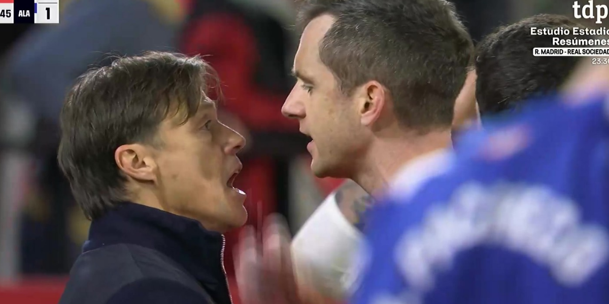 Matías Almeyda encarándose con el árbitro 