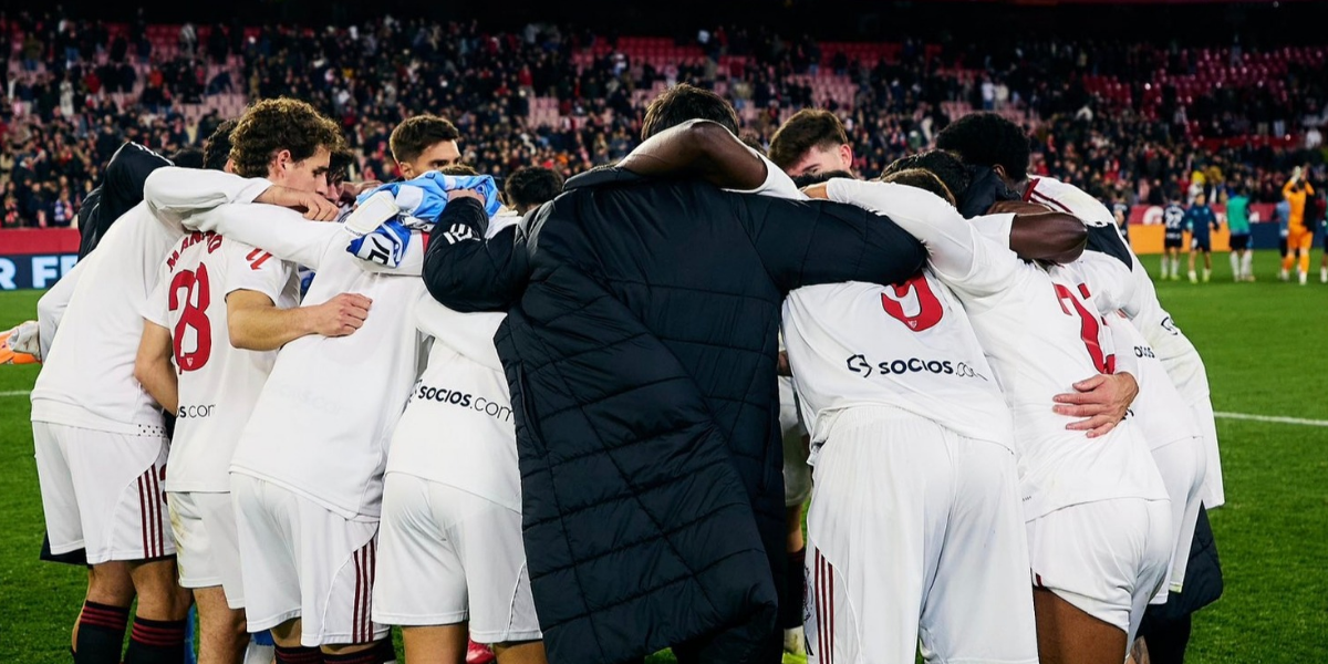 Los jugadores del Sevilla celebran el gol