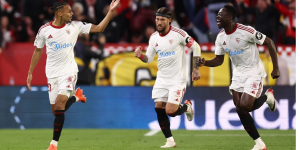 Sow, Gudelj y Akor Adams celebrando gol