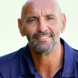 Monchi muy sonriente en una entrevista con el Sevilla