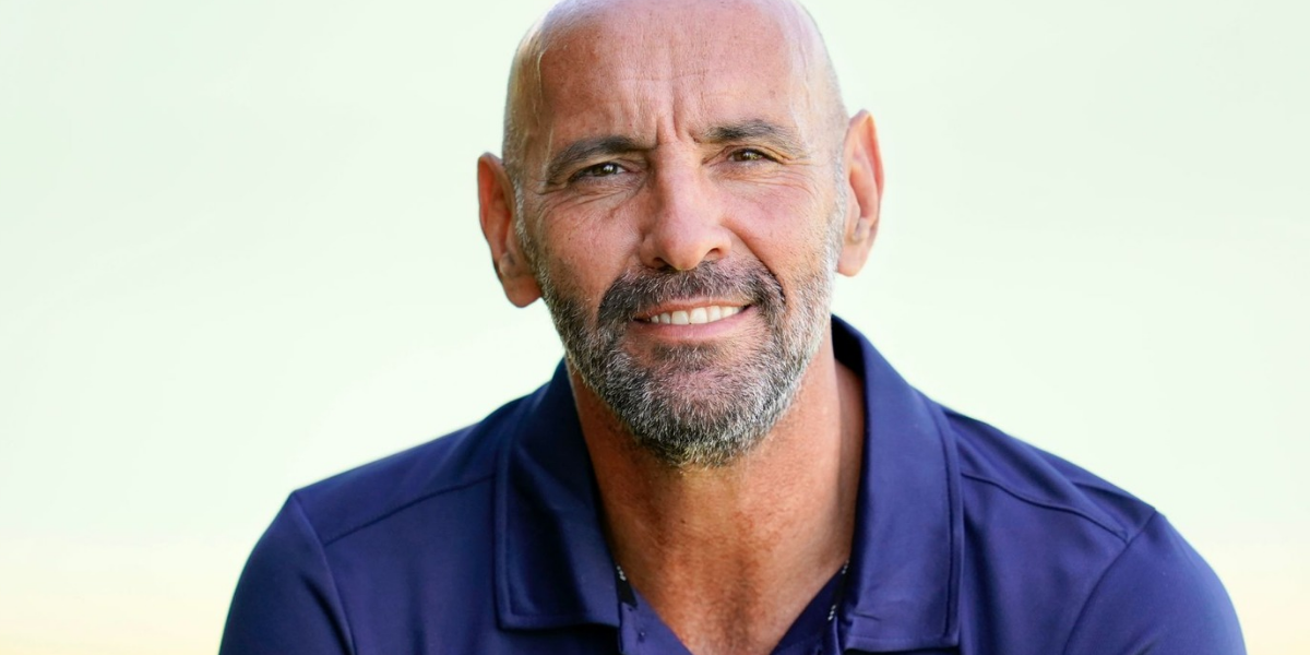 Monchi muy sonriente en una entrevista con el Sevilla