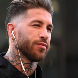 Sergio Ramos escuchando música