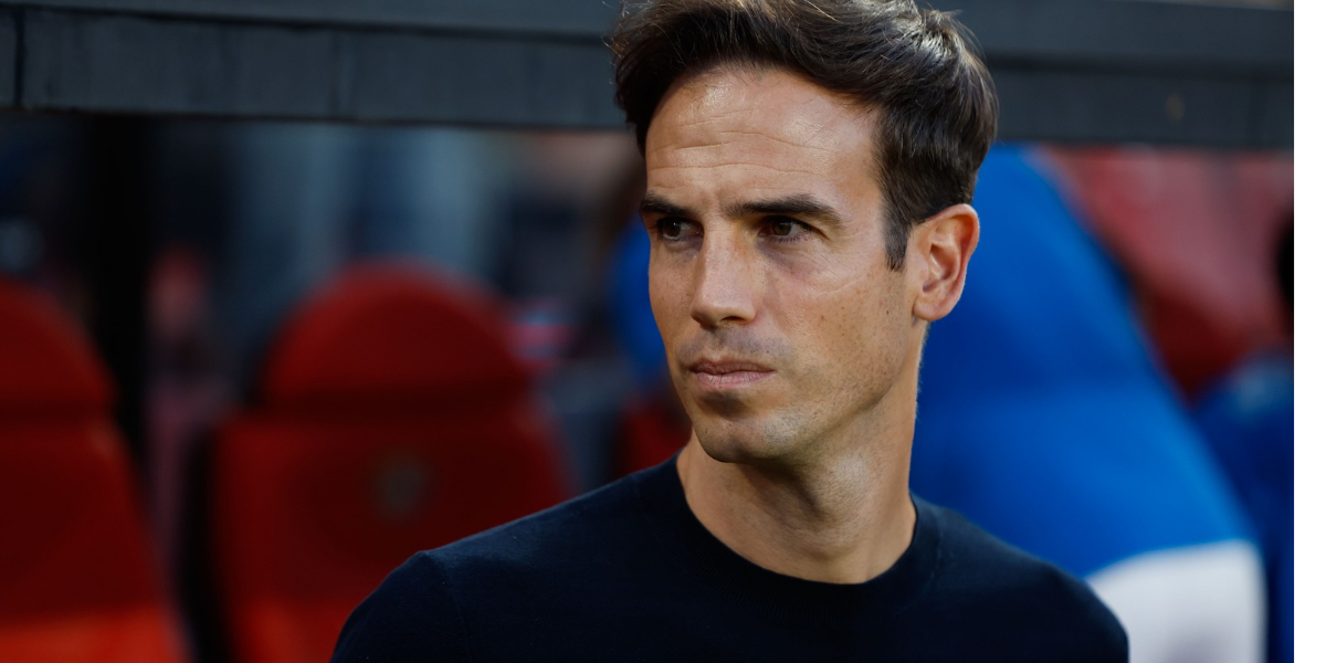 Íñigo Pérez en el banquillo del Equipo