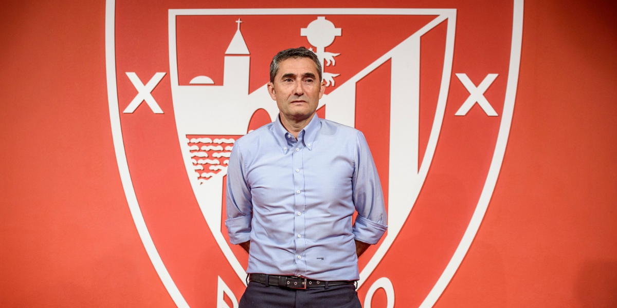 Ernesto Valverde con el escudo del Athletic de fondo