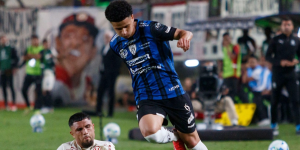 Patrick Mercado regateando a un rival