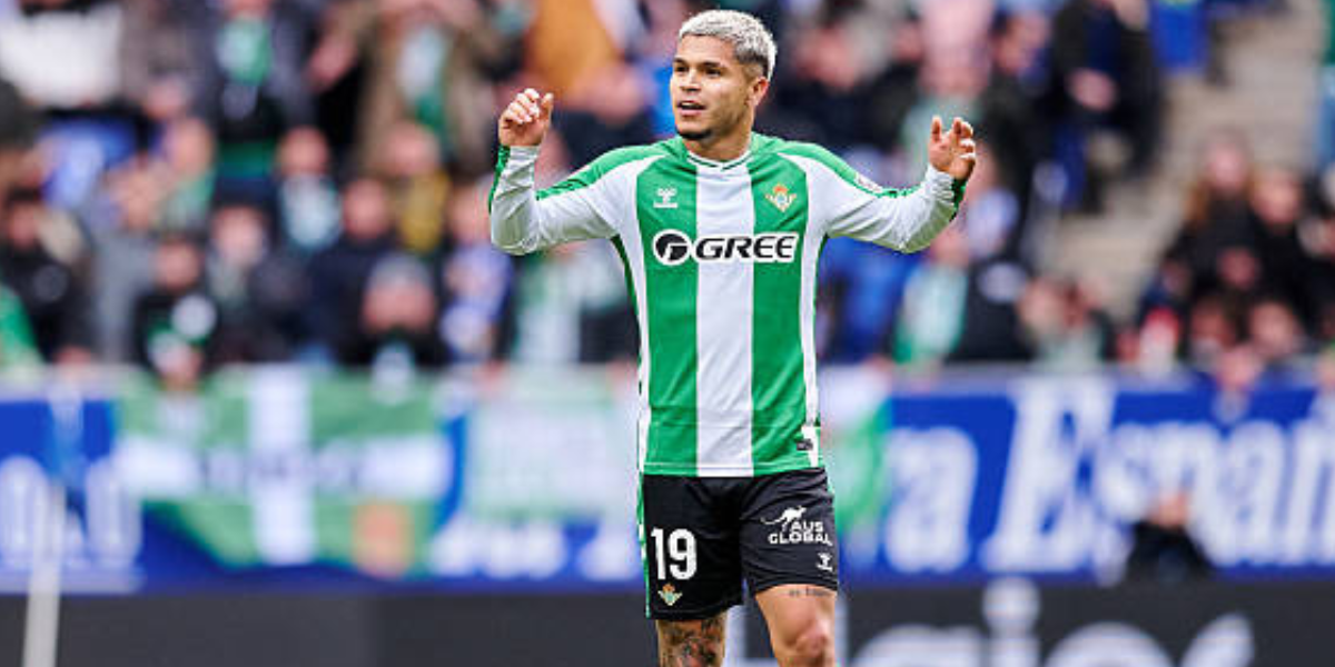 Cucho Hernández contento en el campo 