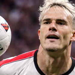 Pep Chavarría tras el balón