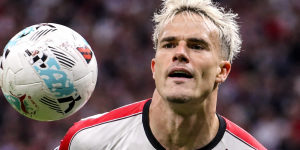 Pep Chavarría tras el balón