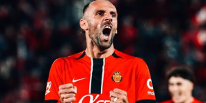 Muriqi celebrando un gol