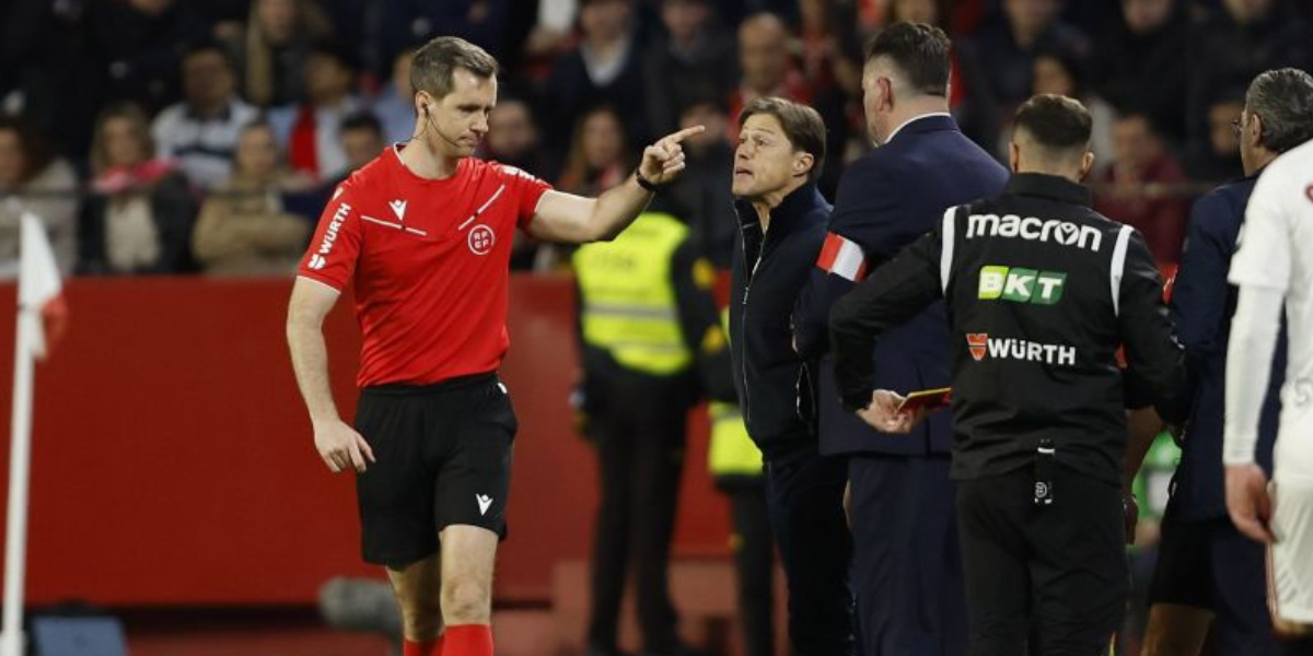 Matías Almeyda encarándose con el árbitro