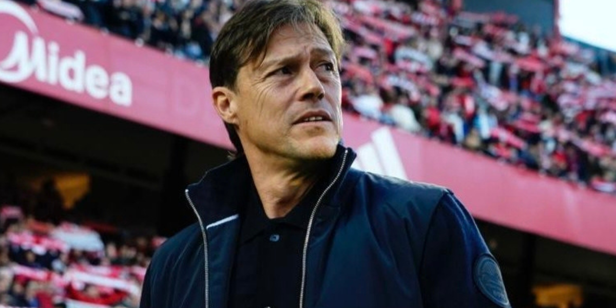 Matías Almeyda en el banquillo sevillista