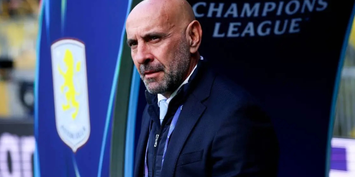 Monchi saliendo de túnel de vestuarios